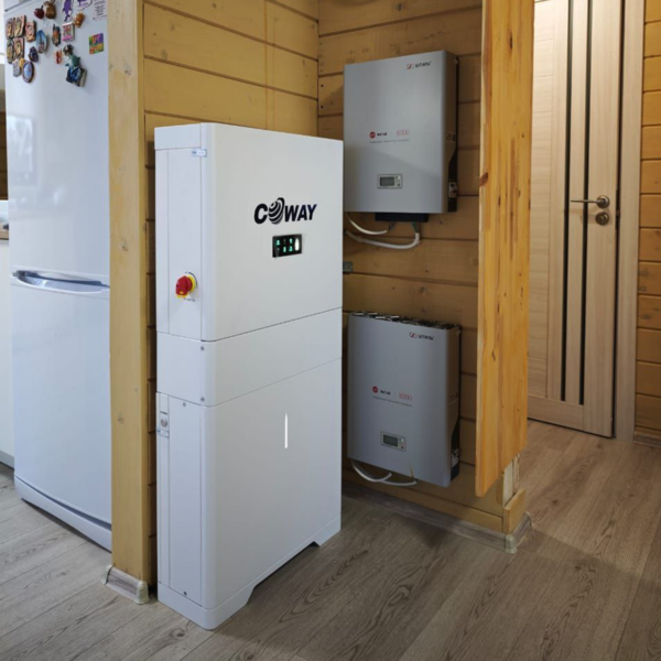 Установленная система резервного питания Coway Power в доме: накопитель и инверторы на стене